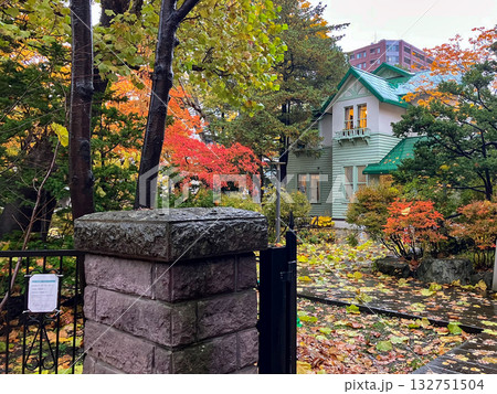 紅葉の美しい永山記念公園 132751504