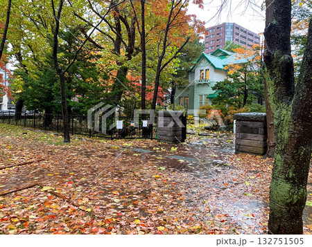 旧三菱鉱業寮 門 札幌市中央区 紅葉と雨 旧三菱鉱業寮 門 札幌市中央区 紅葉と雨 132751505