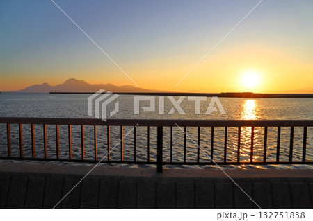 長洲港から眺める夕日　柵 132751838