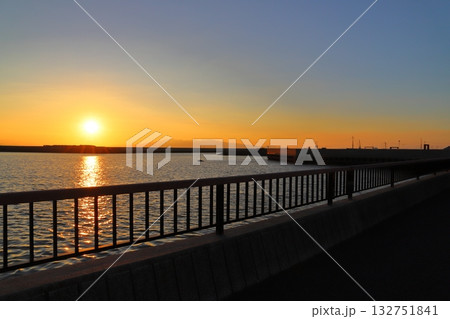 長洲港から眺める夕日 柵 長洲港から眺める夕日 柵 132751841