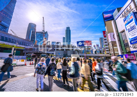 日本の東京都市景観団体観光客が…インバウンド続く、外国人観光客で賑わう渋谷の宮益坂下交差点＝4日 132751943