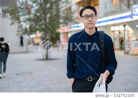 街を歩く男性 街を歩く男性 132752103