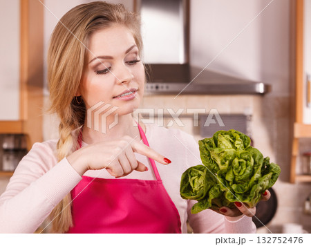 Womna holding green lettuce Womna holding green lettuce 132752476
