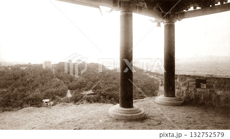 古写真　1931年　日本統治時代の北朝鮮・平壌市内　牡丹峰の最勝台から望む乙密台と玄武門 132752579