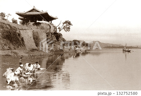 古写真　1931年　日本統治時代の北朝鮮・平壌市内　大同江と練光亭 132752580