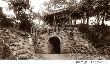 古写真　1931年　日本統治時代の北朝鮮・平壌市内　牡丹峰の玄武門 132752582