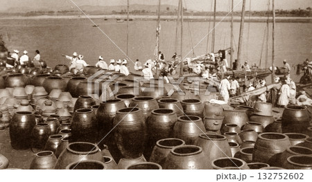 古写真　1931年　日本統治時代の北朝鮮・平壌市内　大同江沿いの朝鮮壷 132752602