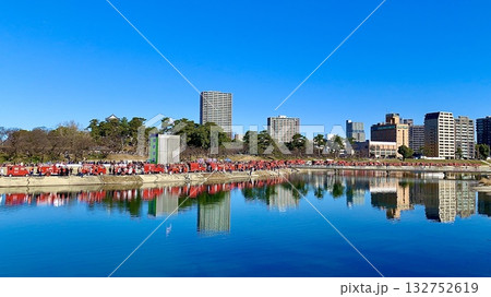 青空に映える岡崎市消防出初式の消防車の水鏡〈乙川河川緑地/愛知県岡崎市〉 132752619