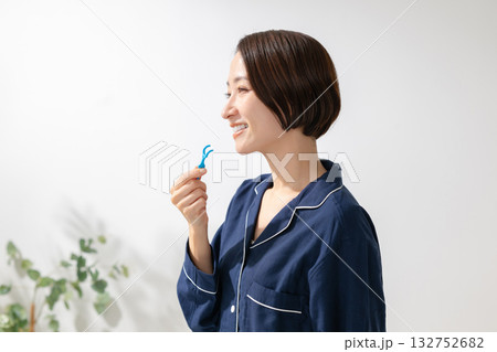 歯間ブラシを使う女性 歯間ブラシを使う女性 132752682