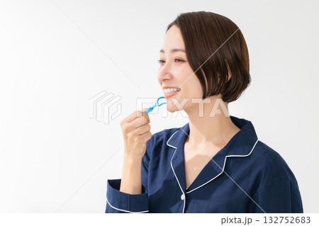 歯間ブラシを使う女性 歯間ブラシを使う女性 132752683