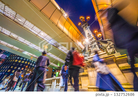 日本の東京都市景観明日へ…いざ!仕事などを終え、日本橋を行き交うビジネスマンや…ウーマンら…新時代へ 日本の東京都市景観明日へ…いざ!仕事などを終え、日本橋を行き交うビジネスマンや…ウーマンら…新時代へ 132752686