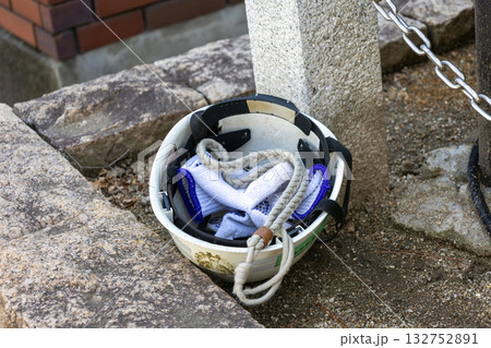 屋外に置かれたヘルメット 132752891