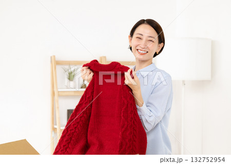服を手に取る女性 132752954