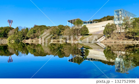 青空と恩賜苑の緑に彩られた岡崎市美術博物館の水鏡〈岡崎中央総合公園(恩師池)/愛知県岡崎市〉 青空と恩賜苑の緑に彩られた岡崎市美術博物館の水鏡〈岡崎中央総合公園(恩師池)/愛知県岡崎市〉 132752996