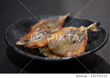 小アジのみりん干しおつまみイメージ　(写真素材) 132753114
