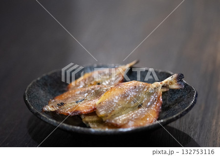 小アジのみりん干しおつまみイメージ　(写真素材) 132753116