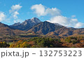 八ヶ岳の紅葉と雪化粧　秋から冬へ移りゆく山の絶景風景 132753223