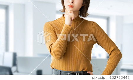 考えごとをする女性・ビジネスウーマン 132753442
