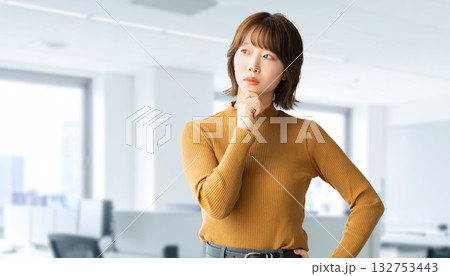 考えごとをする女性・ビジネスウーマン 考えごとをする女性・ビジネスウーマン 132753443