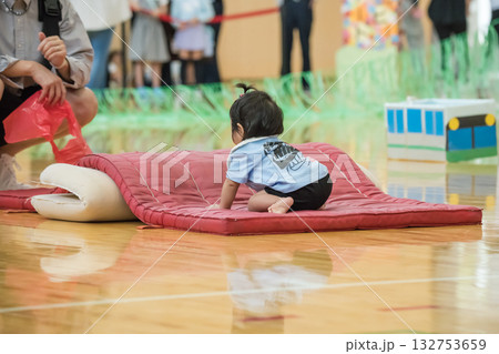 【保育園の運動会　障害物競走マット】 132753659