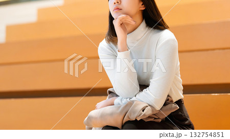 考えごとをする若い女性・ビジネスウーマン 132754851