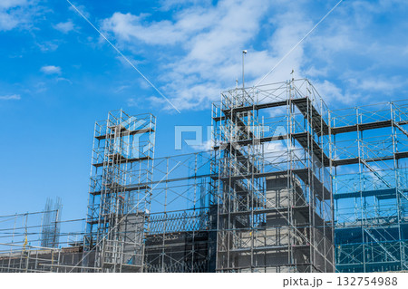 青空と分譲マンションの建設現場 132754988