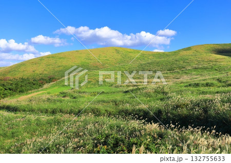 【長崎県】晴天の鬼岳火山(五島列島の福江島) 【長崎県】晴天の鬼岳火山(五島列島の福江島) 132755633