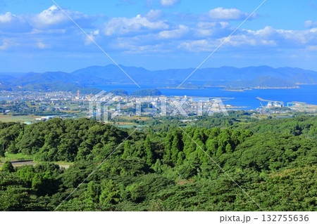 【長崎県】鬼岳から見た五島市街地（五島列島の福江島） 132755636