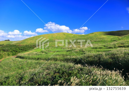 【長崎県】晴天の鬼岳火山(五島列島の福江島) 【長崎県】晴天の鬼岳火山(五島列島の福江島) 132755639