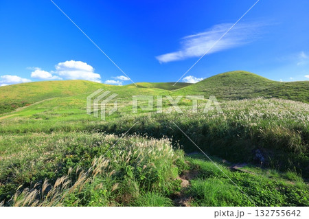 【長崎県】晴天の鬼岳火山(五島列島の福江島) 【長崎県】晴天の鬼岳火山(五島列島の福江島) 132755642