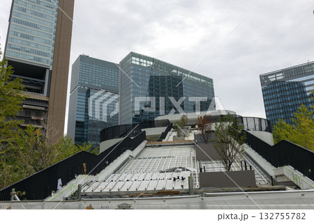 大阪/建築中のうめきたグリーンプレイスと梅田の高層ビル(2024年9月撮影) 大阪/建築中のうめきたグリーンプレイスと梅田の高層ビル(2024年9月撮影) 132755782