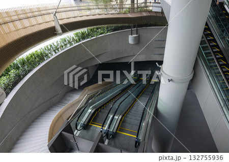 大阪／大阪駅へ降りる階段とエスカレーター（2024年9月撮影） 132755936