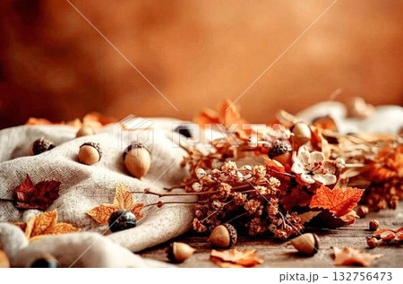 ふわふわの布の上に置かれたどんぐり 132756473