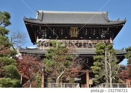 秋の金戒光明寺　三門(京都市左京区) 132756721