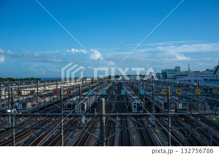 地下鉄の車両基地、電車の整備場、たくさんの電車が並ぶ車庫 132756786