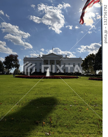 ホワイトハウスとアメリカ国旗、青空の下の風景 132756792