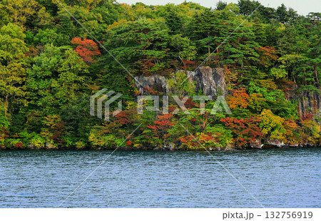 青森県 紅葉の十和田湖 中山半島 西湖 六方岩の紅葉 青森県 紅葉の十和田湖 中山半島 西湖 六方岩の紅葉 132756919