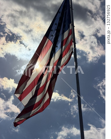 逆光に輝くアメリカ国旗と青空 132756925