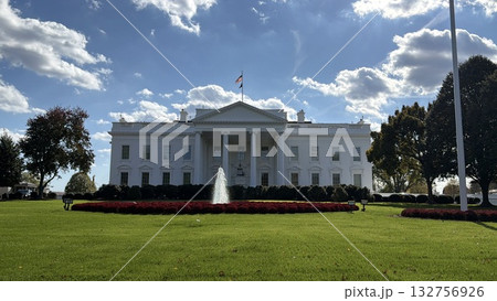 ホワイトハウスと噴水、秋晴れのワシントンD.C. ホワイトハウスと噴水、秋晴れのワシントンD.C. 132756926
