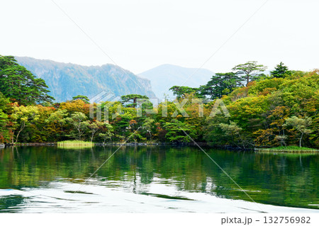 青森県 十和田市 十和田湖 中山半島 中山崎 西湖側の紅葉 青森県 十和田市 十和田湖 中山半島 中山崎 西湖側の紅葉 132756982