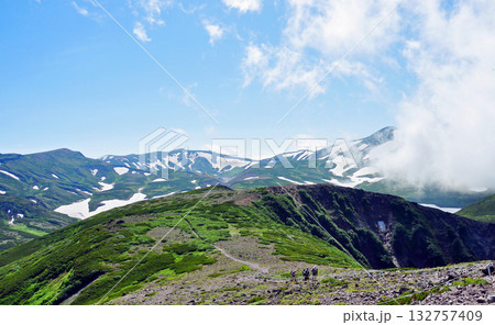 北海道 大雪山縦走 黒岳山頂から見晴らす大雪山の絶景 北海道 大雪山縦走 黒岳山頂から見晴らす大雪山の絶景 132757409