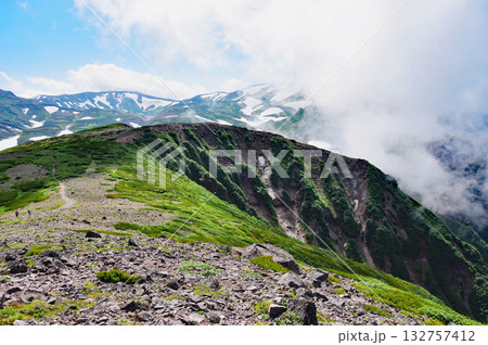 北海道　大雪山縦走 黒岳山頂から見晴らす大雪山の絶景 132757412