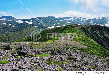 北海道　大雪山縦走 黒岳山頂から見晴らす大雪山の絶景 132757413