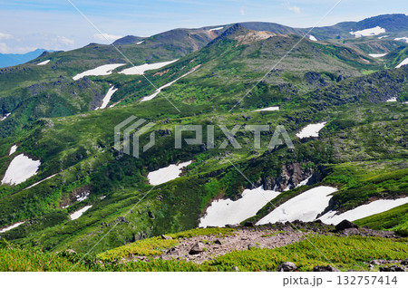 北海道　大雪山縦走 黒岳山頂から見晴らす大雪山の絶景 132757414