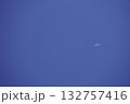 青空を飛ぶ飛行機 132757416