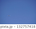 青空を飛ぶ飛行機 132757418
