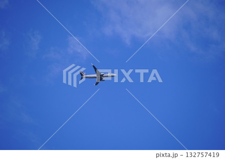 青空を飛ぶ飛行機 青空を飛ぶ飛行機 132757419