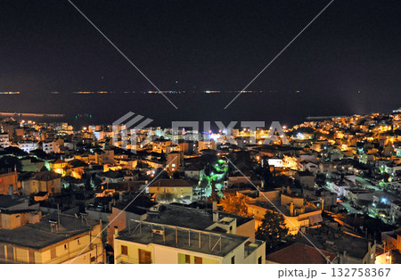 ギリシャ 東マケドニア カヴァラ市街の夜景 ギリシャ 東マケドニア カヴァラ市街の夜景 132758367