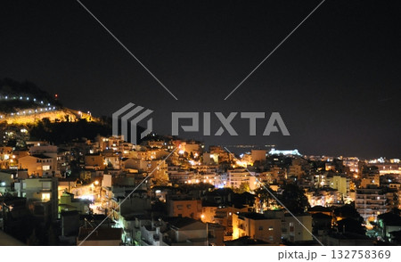 ギリシャ 東マケドニア カヴァラ市街の夜景 ギリシャ 東マケドニア カヴァラ市街の夜景 132758369