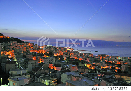 ギリシャ　東マケドニア　カヴァラ市街の日の出 132758371